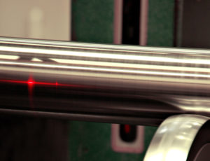 Contrôle laser sur barres chromées pour vérins hydrauliques